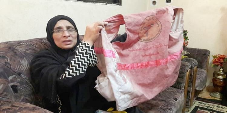 الوالدة صابرين وسترة ابنتها الملطخة بالدماء التي كانت ترتديها لحظة استشهادها