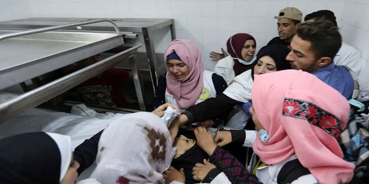 عائلة وأصدقاء الشهيدة يلقون عليها النظرة الأخيرة