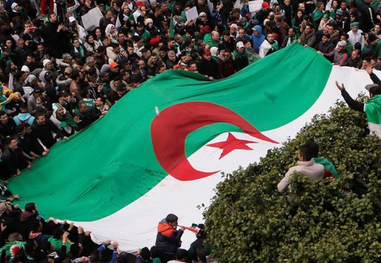 الجزائر: أزمة مركبة