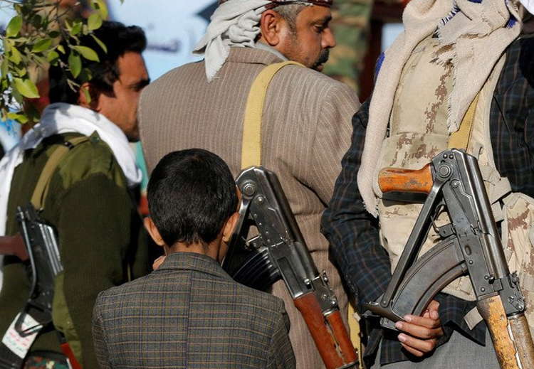 يحاول قادة الميليشيا الحوثية الإيرانية إخفاء معالم جريمتهم بحق الطفولة