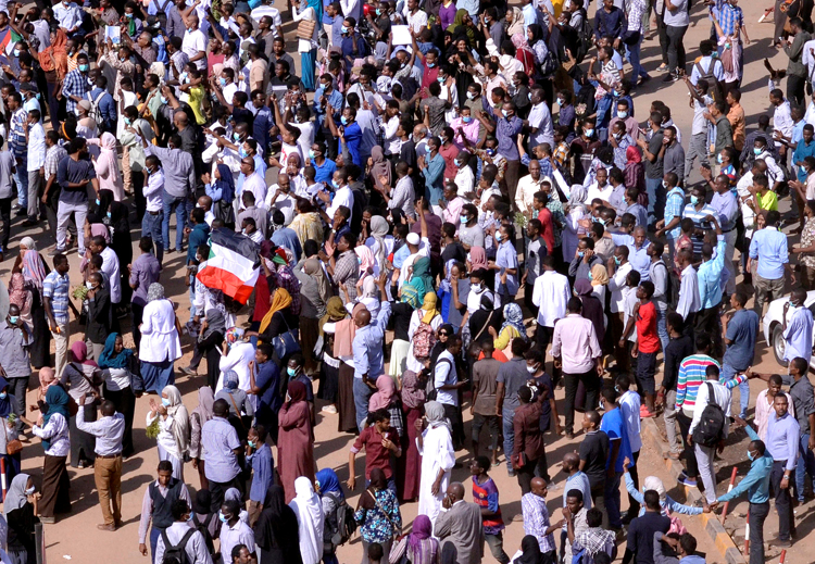 السودانيون يواجهون القمع بالأناشيد الوطنية: هل حانت ساعة رحيل البشير؟