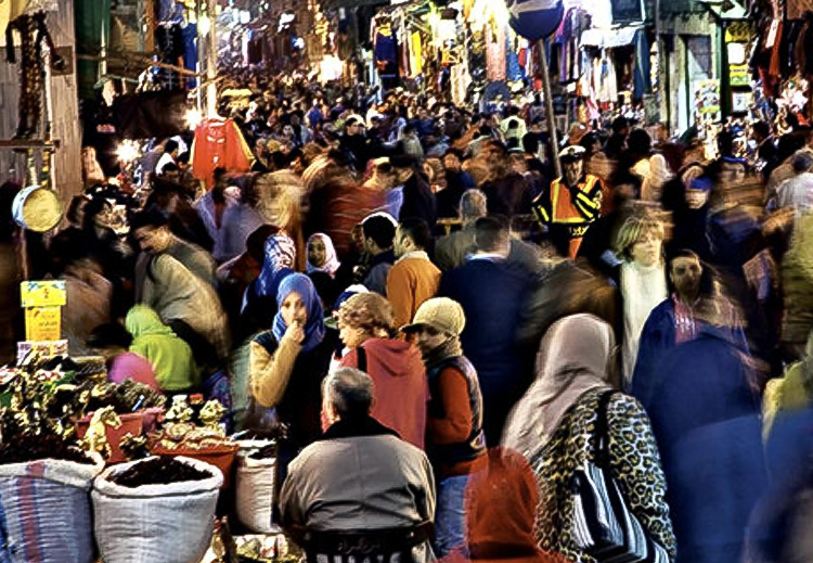 السعداوي: جذر اضطهاد المرأة يرجع للنظام الرأسمالي الحديث الذي تدعمه المؤسسات الدينية