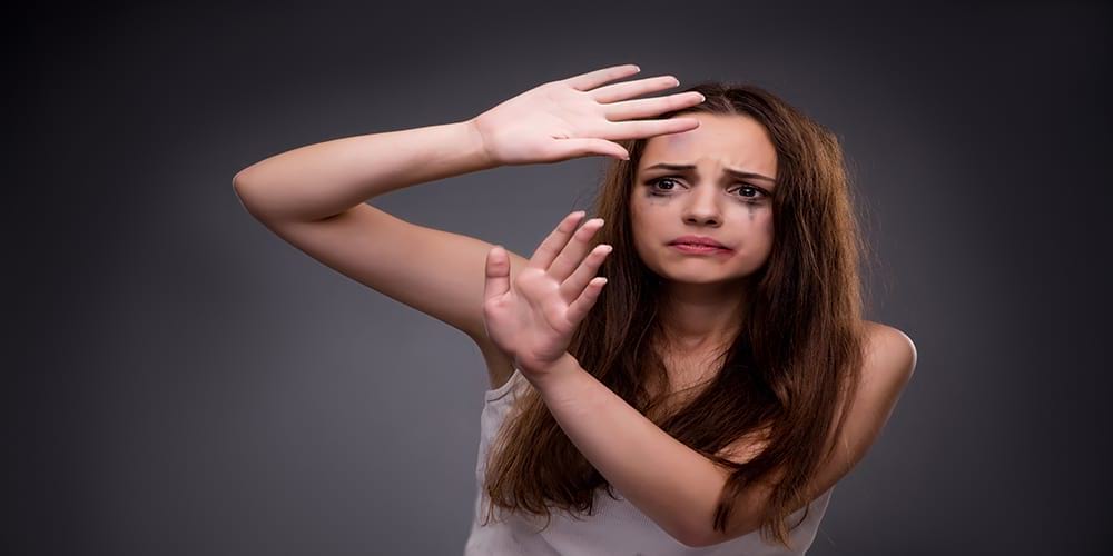 قسّ يحمّل الفتيات مسؤولية تعرضهن للتحرش