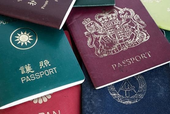 الإمارات تختم جوازات السفر بـ"الوجه المبتسم" في يوم السعادة