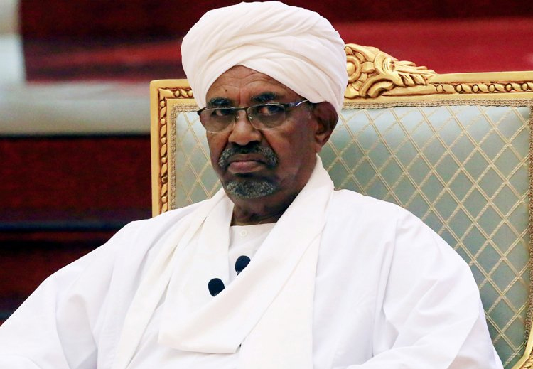 من ثكنات العسكر إلى العزل.. محطات في حياة عمر البشير
