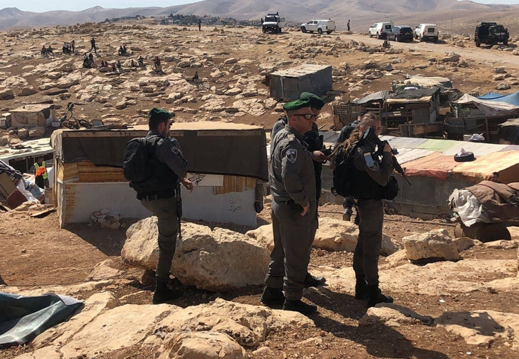 استنكرت السلطة الفلسطينية قرار الهدم وترحيل سكان الخان الأحمر