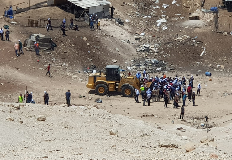 محاولات التصدي لجرافات الاحتلال في الخان الأحمر