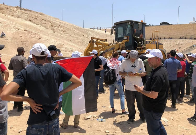 محاولات التصدي في الخان الأحمر لمنع قوات الاحتلال من هدم القرية