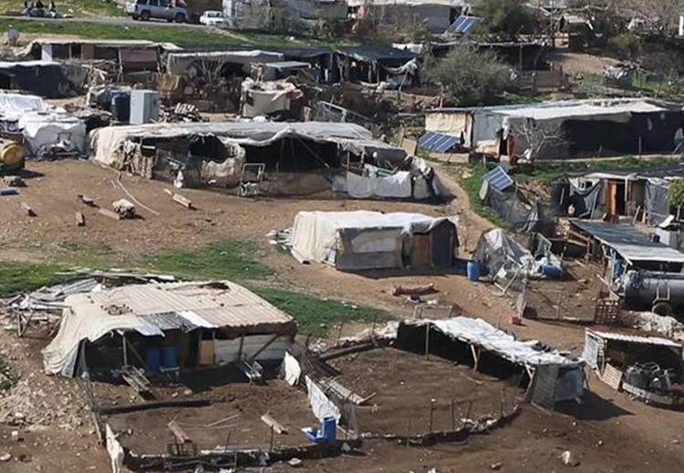 تسكن قرابة 41 عائلة فلسطينية في بيوت متنقلة في تجمع الخان الأحمر