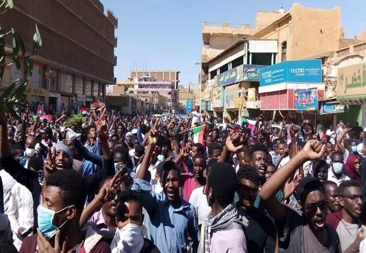 بالفيديو.. سودانيون يطردون مدير مكتب قناة الجزيرة .. لماذا؟