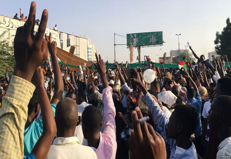 آخر تطورات المشهد السوداني.. هل يسلم البشير السلطة للجيش؟