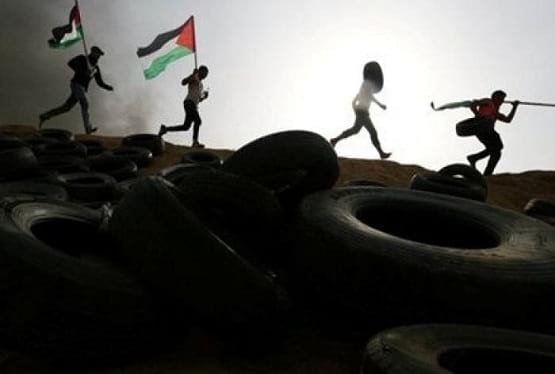 "الكاوتشوك الفلسطيني" ... وضوح الرؤية وسط الدخان