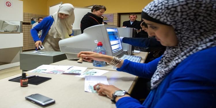 المرأة المسلمة عملت واندمجت مع المجتمع العالمي وتقاسمت المسؤوليات