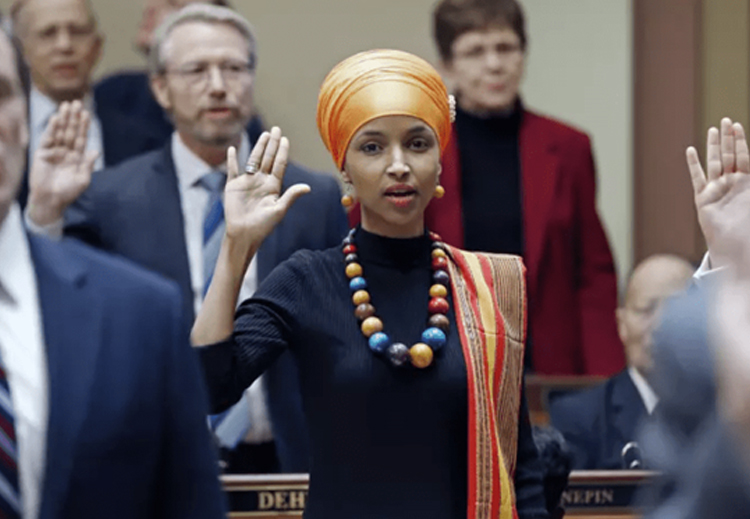 أصبحت إلهان العام 2016 أول امرأة صومالية أمريكية تفوز بمقعد في ولاية مينيسوتا