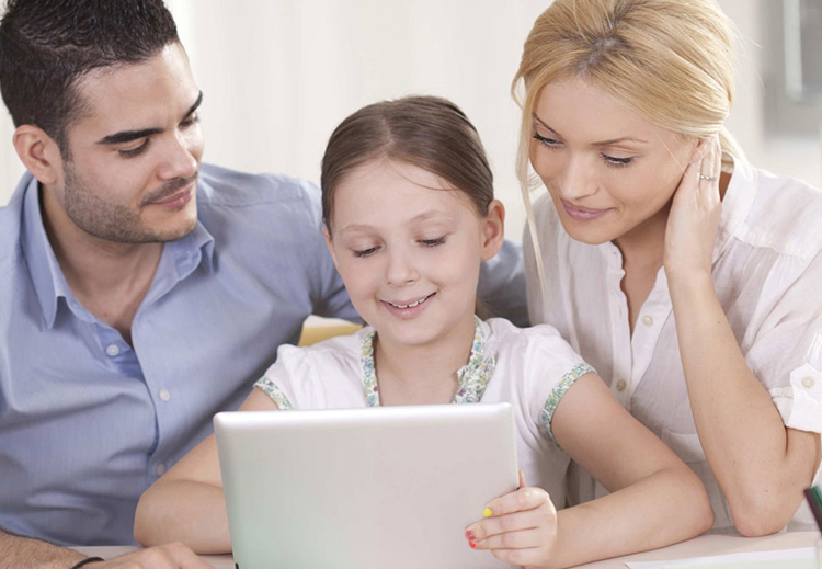 مَن الأكثر سعادة الأب أم الأم؟ .. هذه الدراسة تجيب