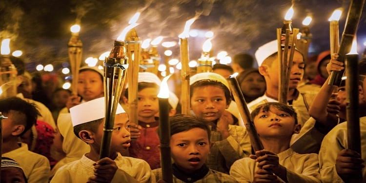الأطفال يحملون المشاعل استقبالاً لشهر رمضان في أندونيسيا
