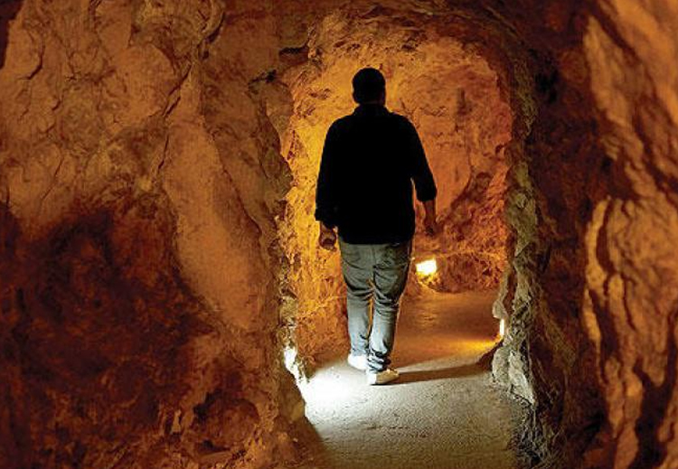 شبكة من الأنفاق تحت الأرض في أسفل المنازل والمباني المدنية