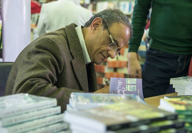 علاء خالد: اللغة تتشكل في لحظة انهيارها