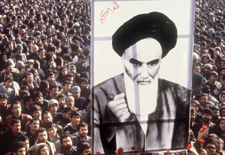 قبل 40 عاماً.. هكذا صعد الإسلام السياسي عقب الثورة الإسلامية في إيران