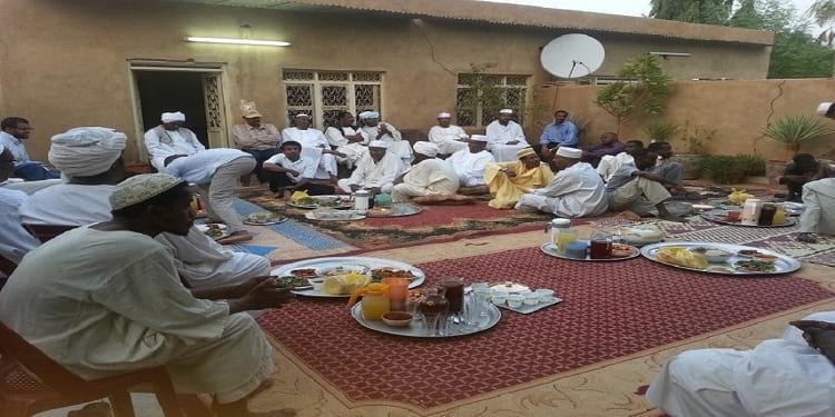 الإفطار الجماعي ظل عادة راسخة في الوجدان السوداني، لا يحيد عنها إلاّ قلة