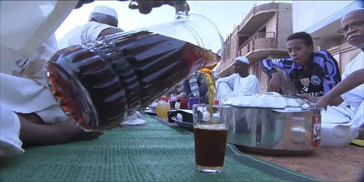 "الحلو مر" لا يكاد بيت سوداني يخلو من هذا المشروب في رمضان