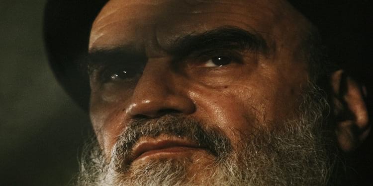 أخبر الخمينيّ الغربيّين وهو بمنفاه الفرنسيّ أنّه لا يرغب بتطبيق حكم إسلاميّ في إيران!