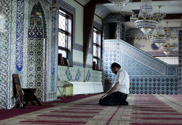 الصلاة والأدعية في الإسلام وكيفية إدراج الإنسان في سياق قدسي حفريات