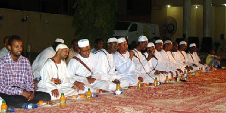 يُحيي البعض حلقات المديح النبوي إذ إنّ جلّ مسلمي السودان ينتمون إلى الطرق الصوفية