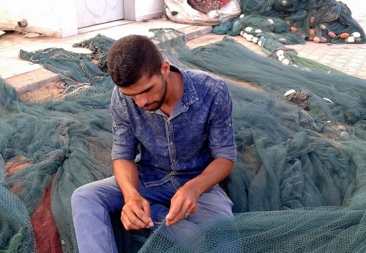 صيادو غزة يواصلون حياكة الشِباك.. فبماذا ترد إسرائيل؟