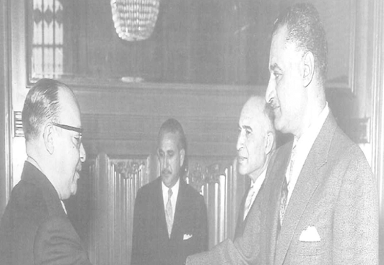 عبد الناصر يصافح السفير فتحي الديب