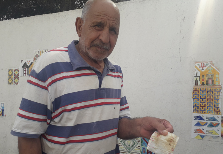 بائع النفّة عمر العرفاوي (83 عاماً) من محافظة باجة