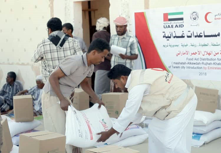 الهلال الأحمر الإماراتي يواصل توزيع مساعداته الإغاثية على سكان حضرموت