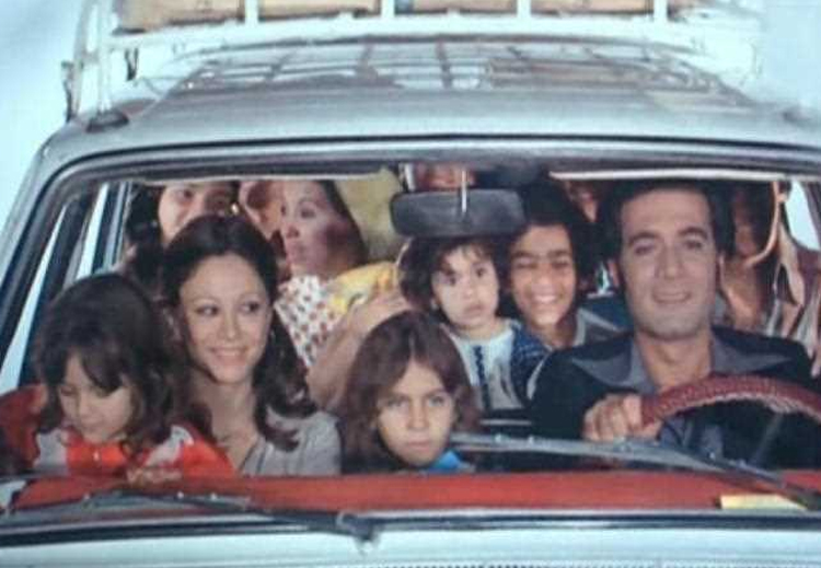 لقطة من فيلم "أفواه وأرانب" تظهر فيه فاتن حمامة وأختها وزوجها وأطفالهم التسعة