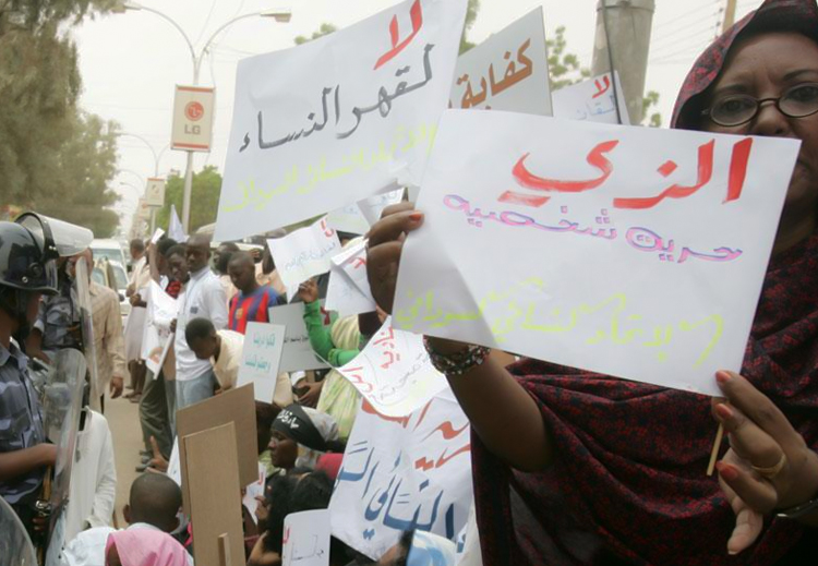 عدد من الناشطات بمبادرة "لا لقهر النساء"