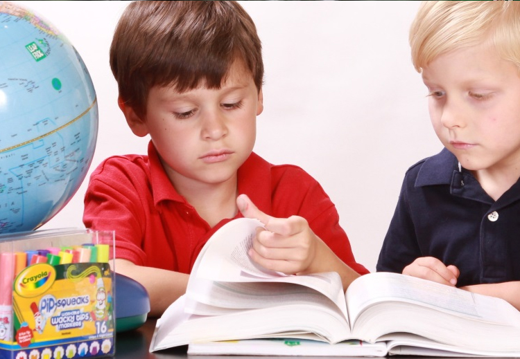6 تربويين نقدوا مؤسسة المدرسة.. ما هي البدائل التي اقترحوها؟