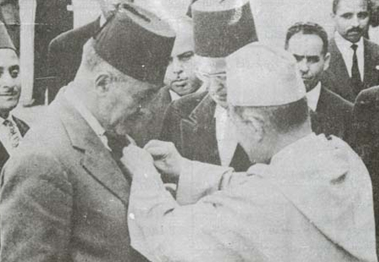 الملك محمد الخامس يقلّد الأب جيكو مؤسس الوداد بوسام شرفي عام 1957