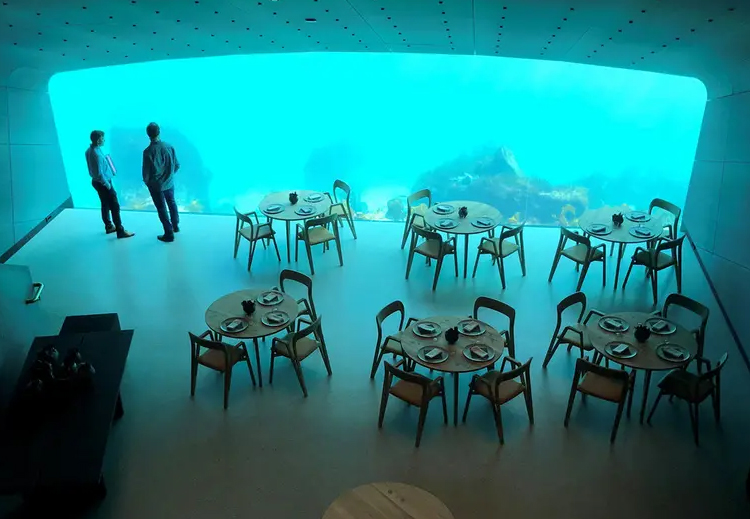 أول مطعم تحت الماء في النرويج صور حفريات