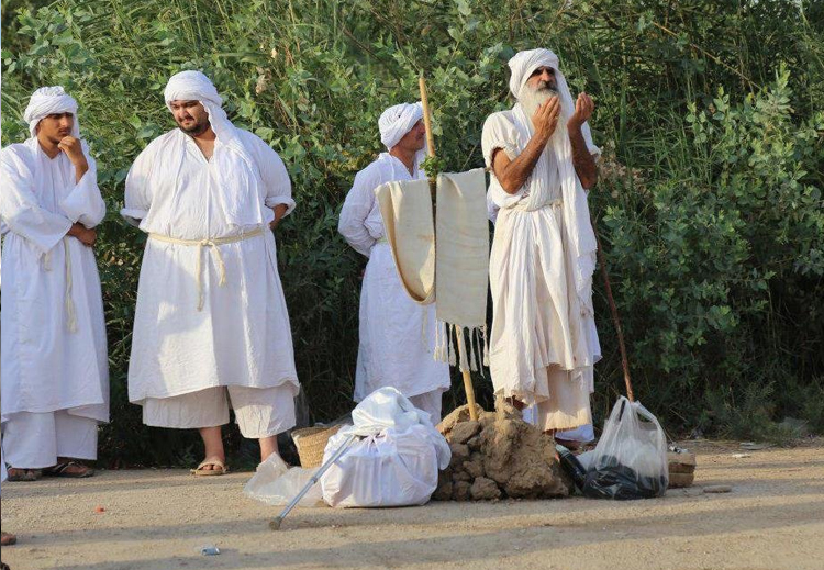 يضطر المندائيون للنزوح لمناطق ريفية بعيدة لتأدية نشاطهم الديني