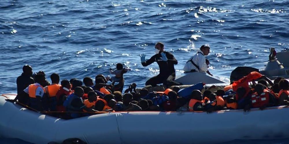 مهاجرة غير شرعية تضع مولودها في عرض البحر على زورق مطاطي