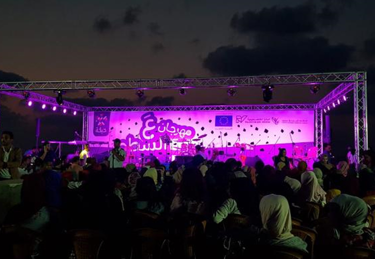 أقيم مهرجان "ع السطح" بمشاركة عدة فرق فنية وموسيقية شعبية بغزة