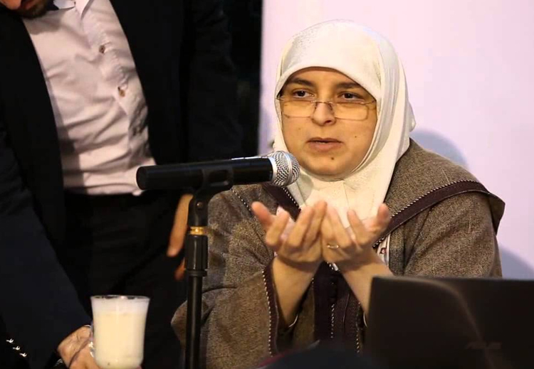 ترى عزت أن بعض المظاهر الإسلاموية تخفي وراءها جوهراً ليبرالياً