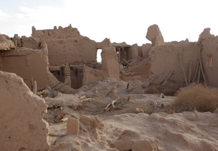 جانب من آثار قرية البرود القديمة كما تبدو اليوم حيث نشأ حمد الجاسر