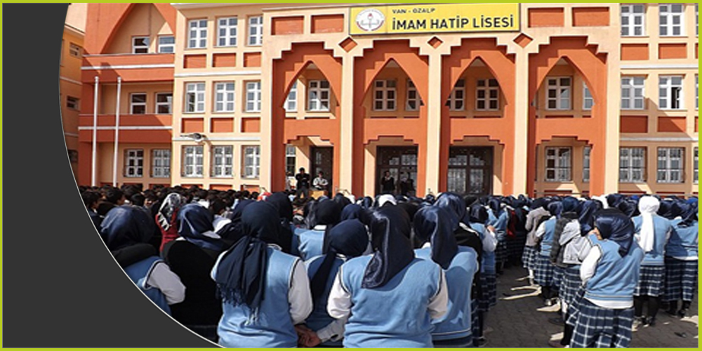 طالبات محجبات في إحدى مدارس "الأئمة والخطباء" المخصصة للإناث