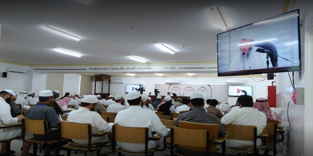 طلبة يستمعون للشيخ مشهور حسن أثناء درس له في مركز الألباني