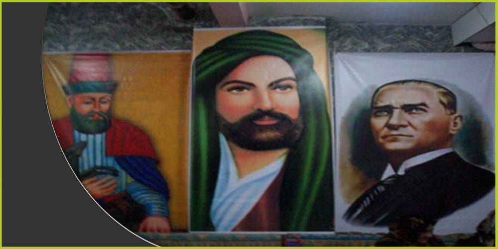 صورة أتاتورك إلى جانب رسم للإمام علي وحاجي بكتاش في أحد بيوت الجمع العلوية