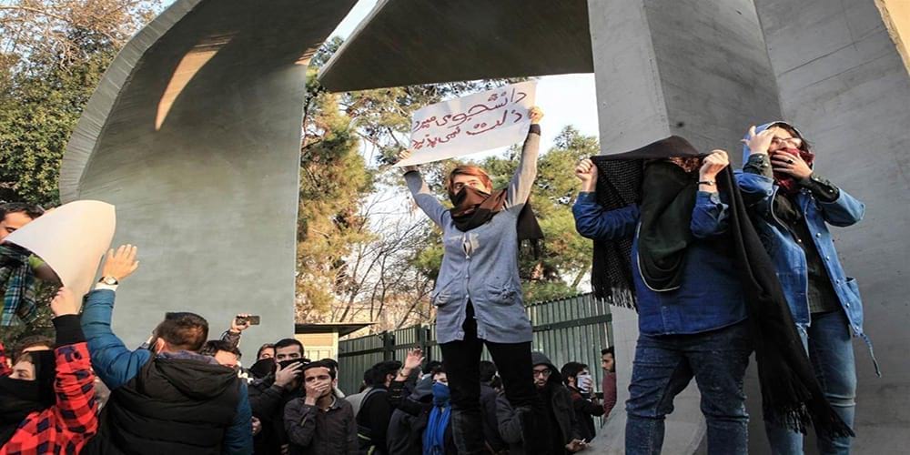 إيران.. اعتقالات وقائية لطلبة الجامعات لإنهاء الأزمة