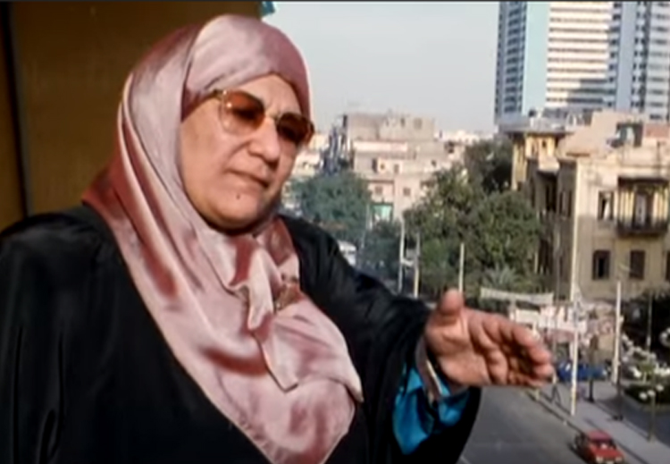 صافيناز تقف على شرفة منزل طفولتها في العباسية
