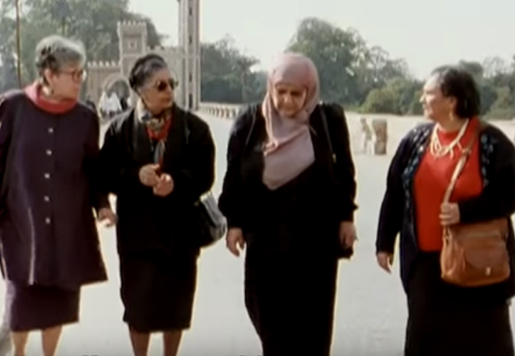 الصديقات الأربع يسرن بجانب سجن القناطر حيث اجتمعن وتوثقت علاقتهن