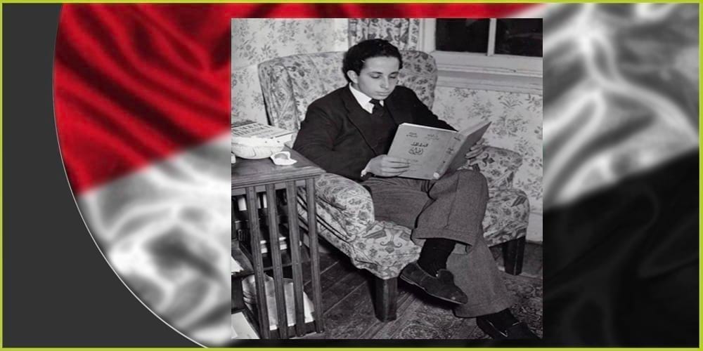 ملك شاب بين كتابَين؛ عربيّ قديم، وغربيّ حديث