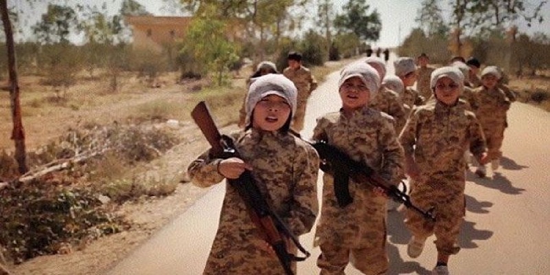 ضحايا  تجنيد داعش من الأطفال الذين يتحولون إلىخطر على أنفسهم وعلى المجتمع